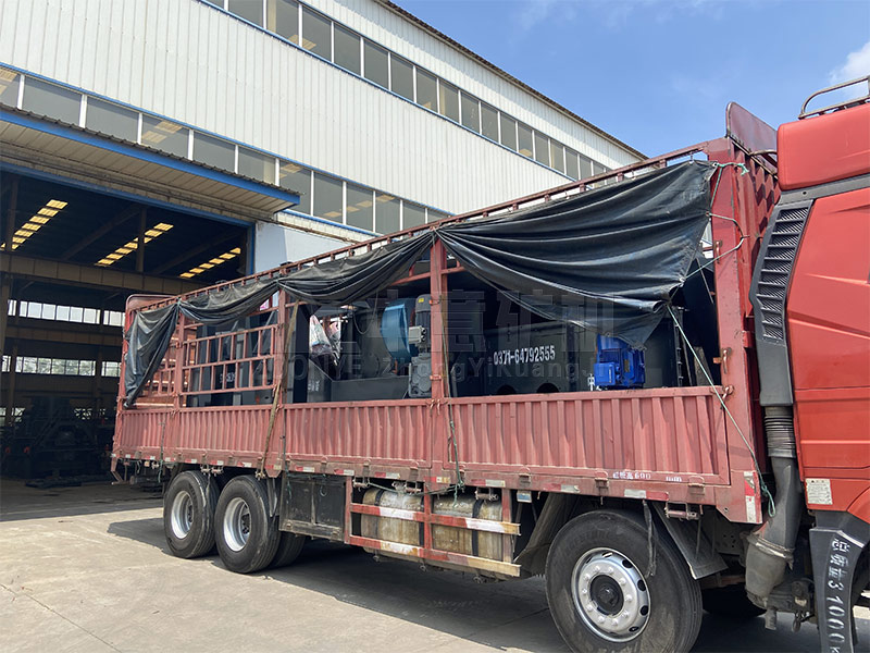 準(zhǔn)備發(fā)貨的階梯式滾軸篩、振動給給料機(jī)